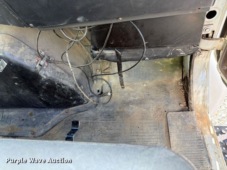 image for item FG3066 2001 International 4900 fuel truck