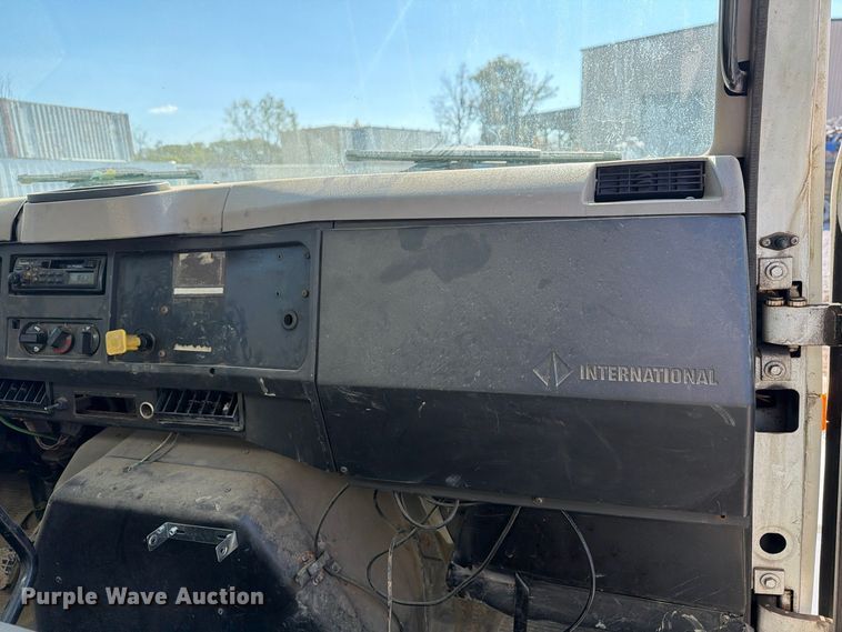 image for item FG3066 2001 International 4900 fuel truck