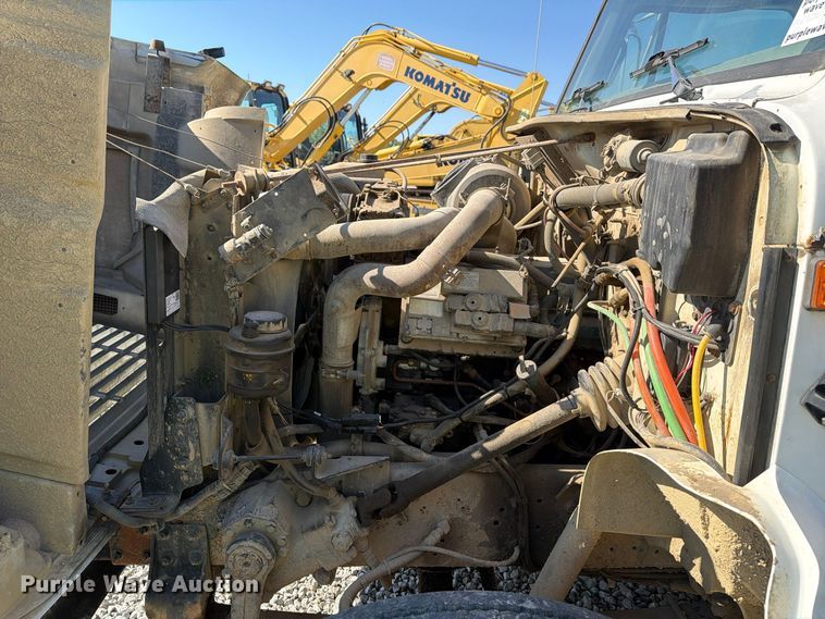 image for item FG3066 2001 International 4900 fuel truck