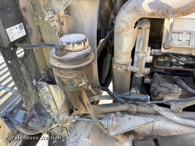 image for item FG3066 2001 International 4900 fuel truck