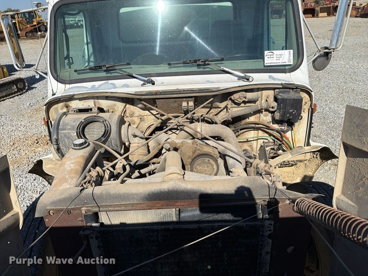 image for item FG3066 2001 International 4900 fuel truck