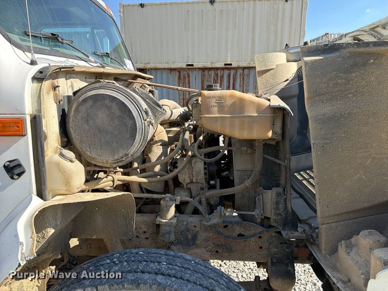 image for item FG3066 2001 International 4900 fuel truck
