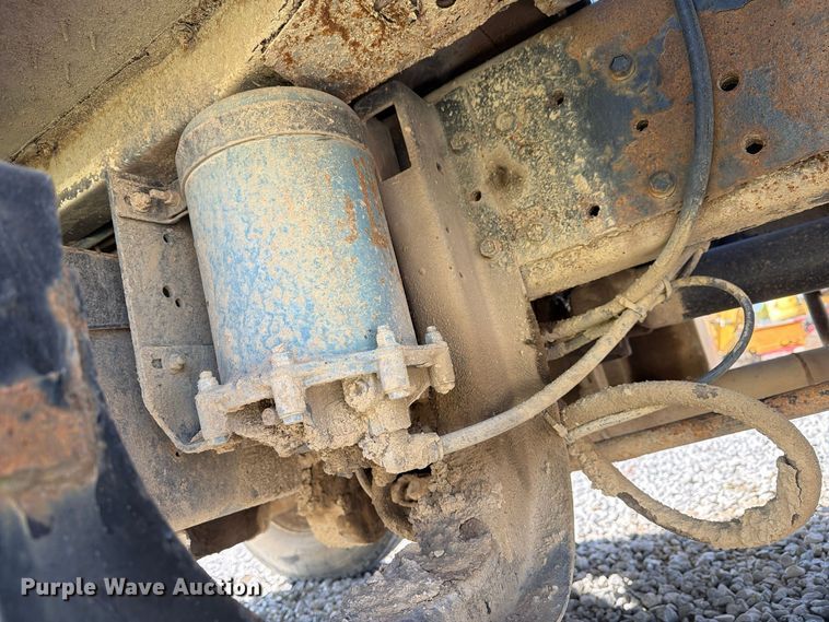 image for item FG3066 2001 International 4900 fuel truck