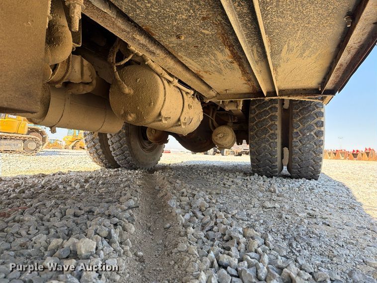 image for item FG3066 2001 International 4900 fuel truck