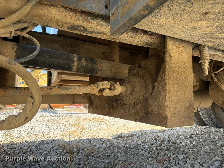 image for item FG3066 2001 International 4900 fuel truck