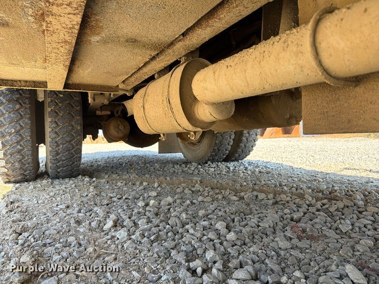image for item FG3066 2001 International 4900 fuel truck
