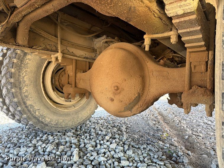 image for item FG3066 2001 International 4900 fuel truck