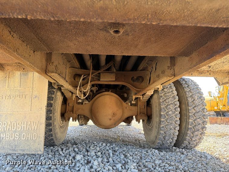 image for item FG3066 2001 International 4900 fuel truck