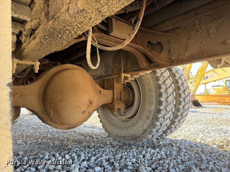 image for item FG3066 2001 International 4900 fuel truck