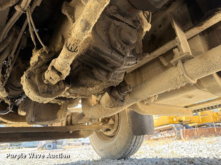 image for item FG3066 2001 International 4900 fuel truck