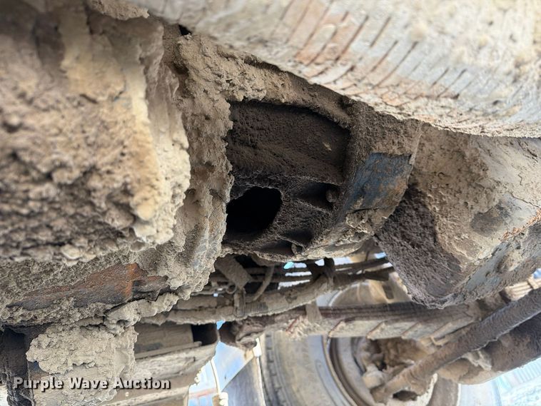 image for item FG3066 2001 International 4900 fuel truck