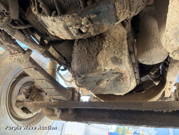image for item FG3066 2001 International 4900 fuel truck