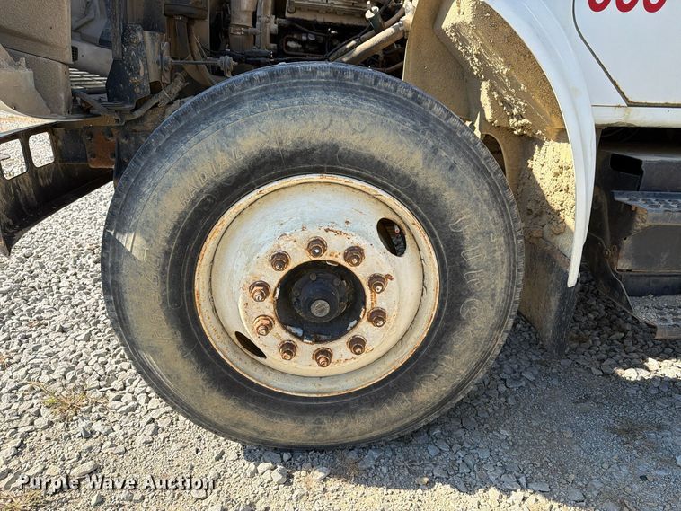 image for item FG3066 2001 International 4900 fuel truck