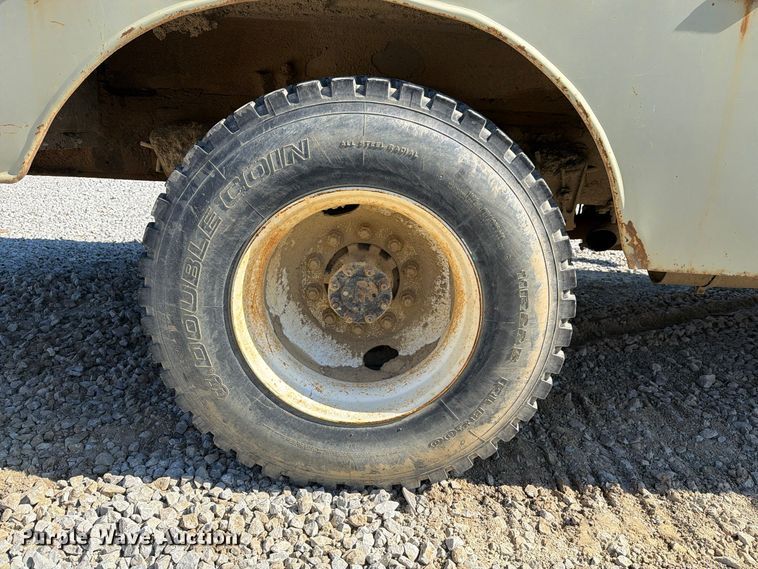 image for item FG3066 2001 International 4900 fuel truck