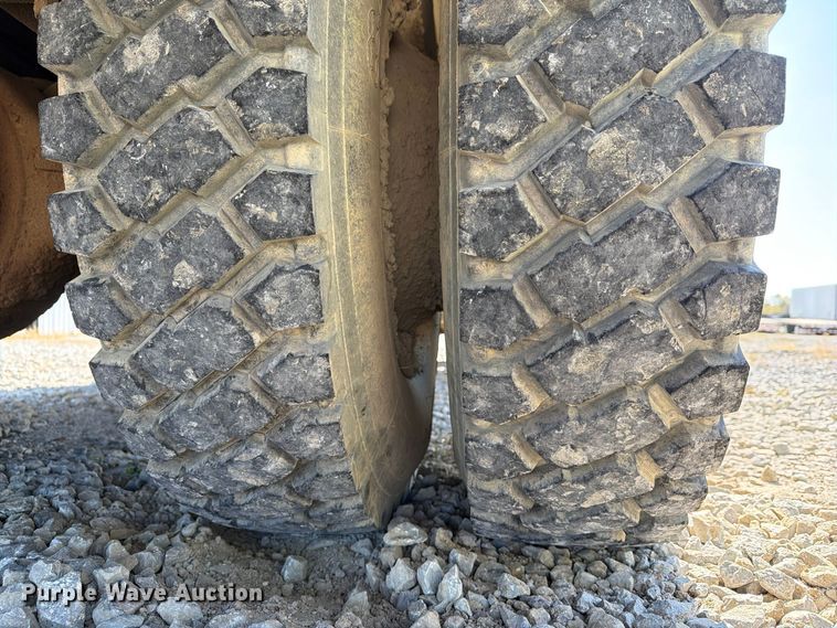 image for item FG3066 2001 International 4900 fuel truck
