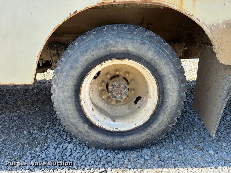 image for item FG3066 2001 International 4900 fuel truck