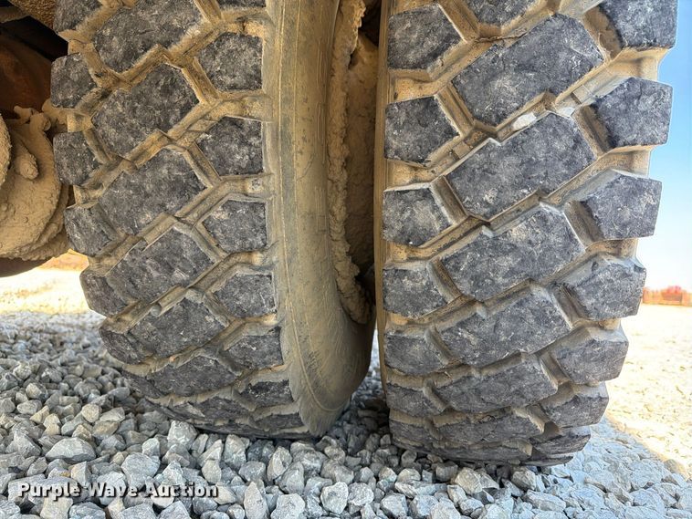 image for item FG3066 2001 International 4900 fuel truck