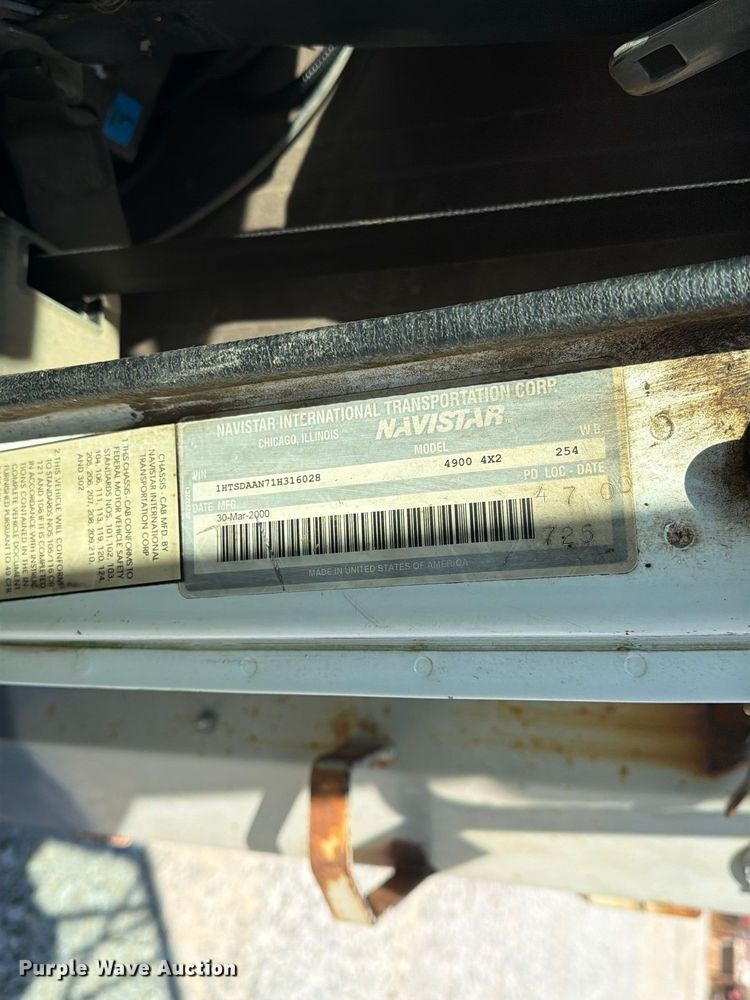 image for item FG3066 2001 International 4900 fuel truck