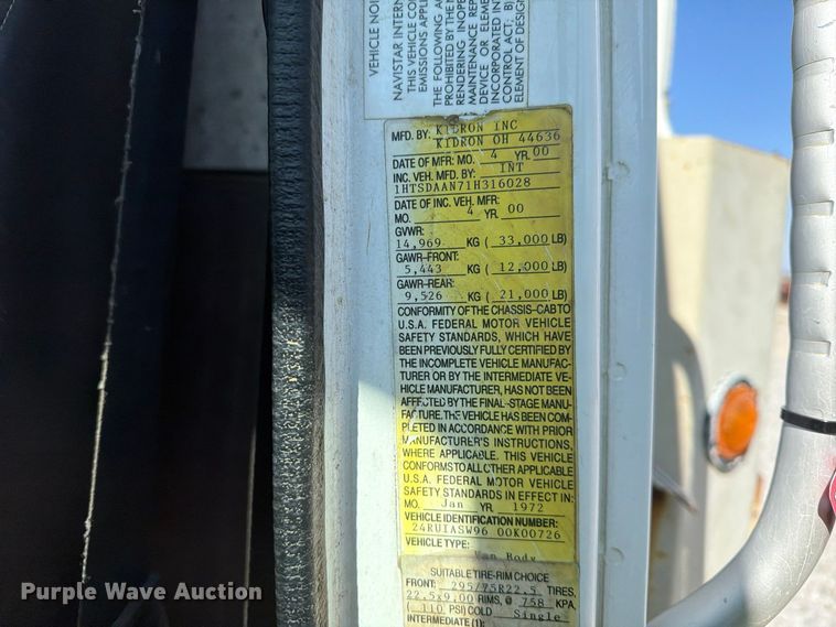 image for item FG3066 2001 International 4900 fuel truck