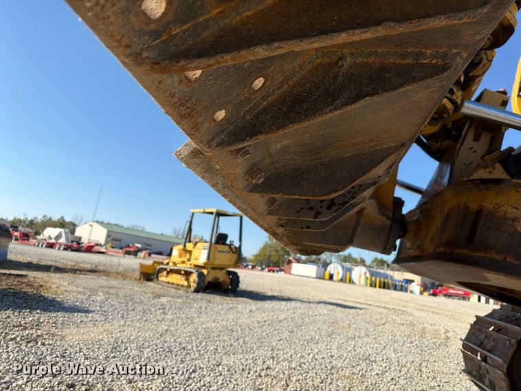 image for item FG3067 2011 Caterpillar D6T dozer