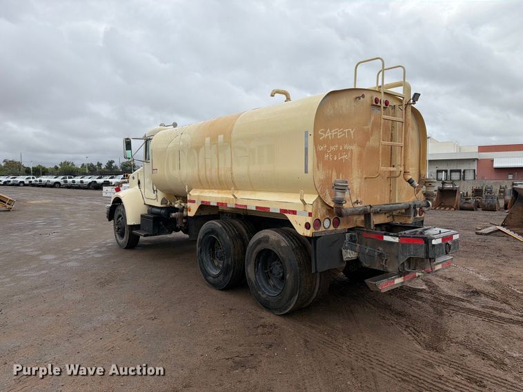 image for item FI2078 2001 Peterbilt 330 water truck