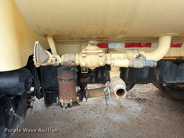 image for item FI2078 2001 Peterbilt 330 water truck