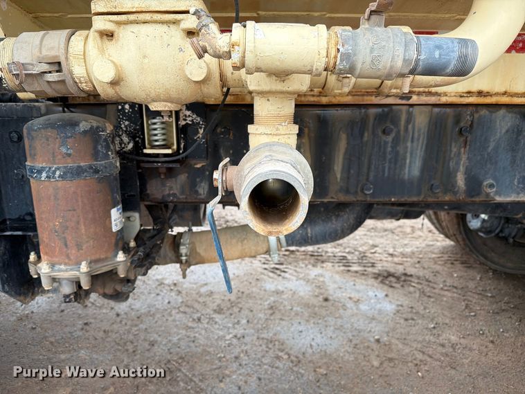 image for item FI2078 2001 Peterbilt 330 water truck