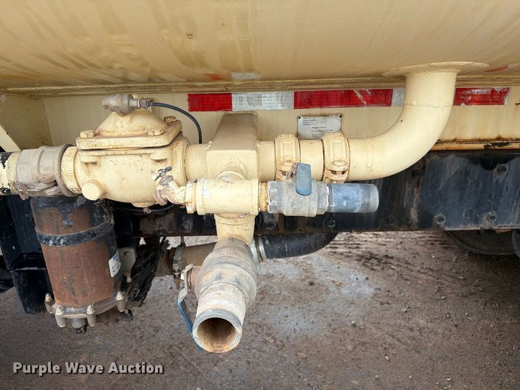image for item FI2078 2001 Peterbilt 330 water truck