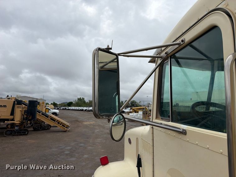 image for item FI2078 2001 Peterbilt 330 water truck