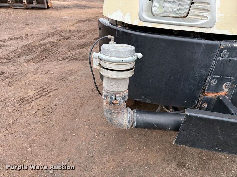 image for item FI2078 2001 Peterbilt 330 water truck