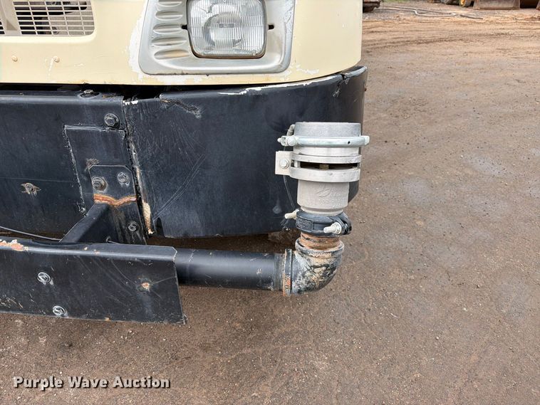 image for item FI2078 2001 Peterbilt 330 water truck