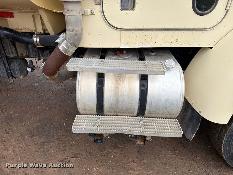 image for item FI2078 2001 Peterbilt 330 water truck
