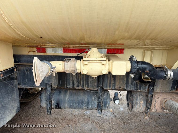 image for item FI2078 2001 Peterbilt 330 water truck