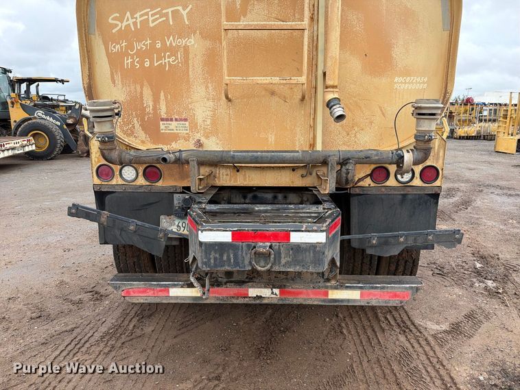 image for item FI2078 2001 Peterbilt 330 water truck