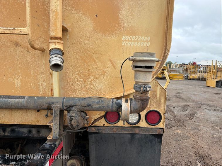 image for item FI2078 2001 Peterbilt 330 water truck