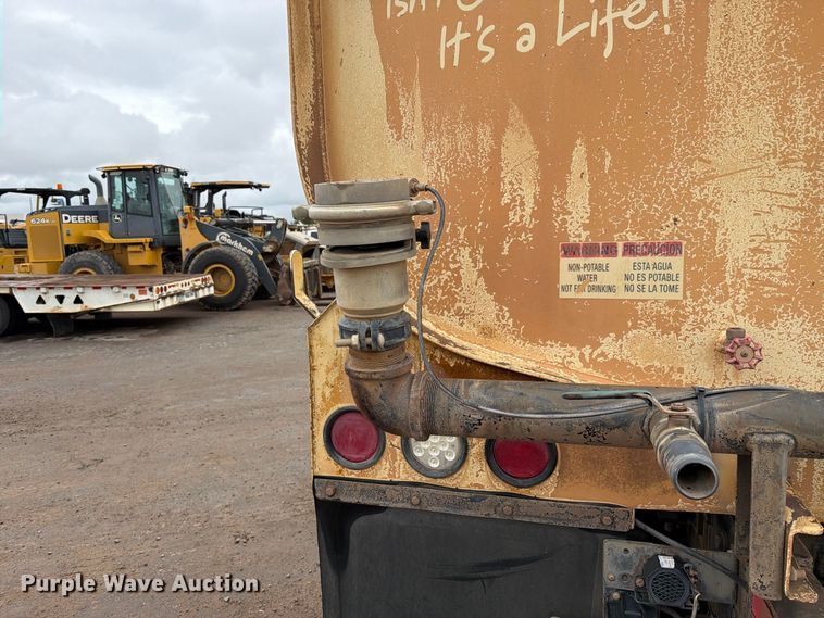 image for item FI2078 2001 Peterbilt 330 water truck