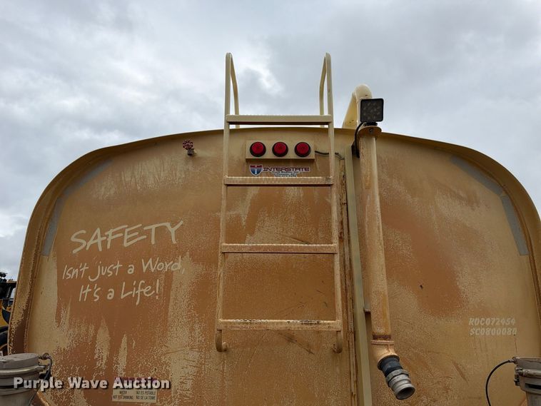 image for item FI2078 2001 Peterbilt 330 water truck