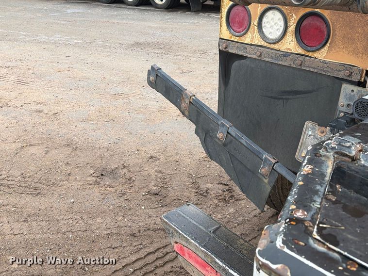 image for item FI2078 2001 Peterbilt 330 water truck