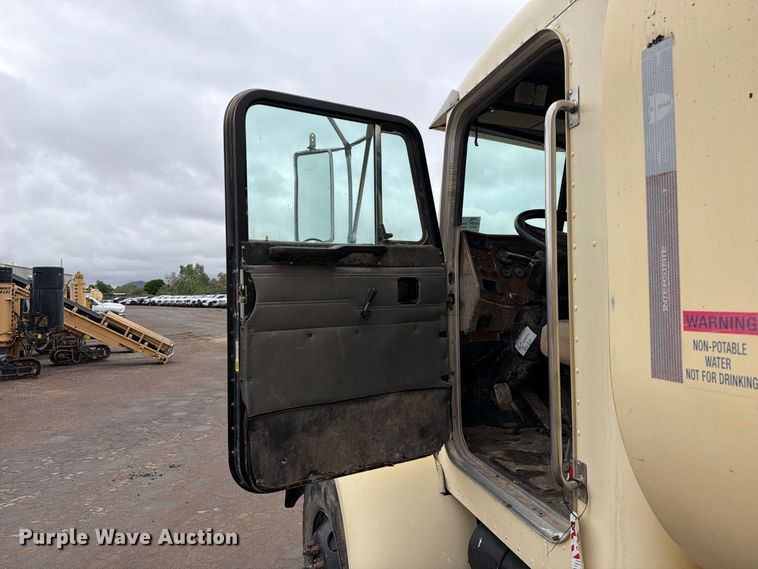 image for item FI2078 2001 Peterbilt 330 water truck