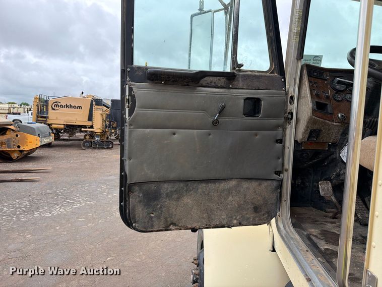image for item FI2078 2001 Peterbilt 330 water truck