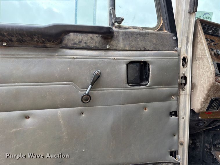 image for item FI2078 2001 Peterbilt 330 water truck