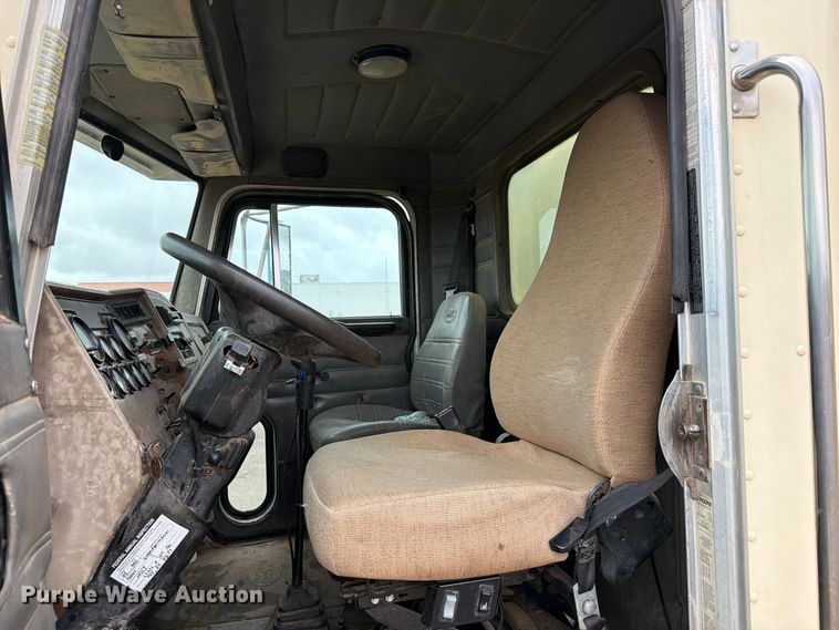 image for item FI2078 2001 Peterbilt 330 water truck