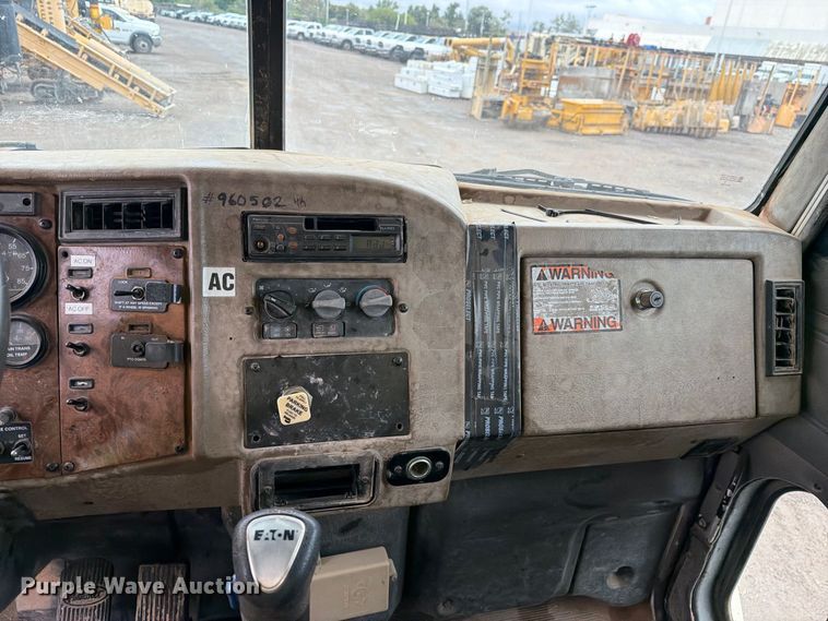 image for item FI2078 2001 Peterbilt 330 water truck