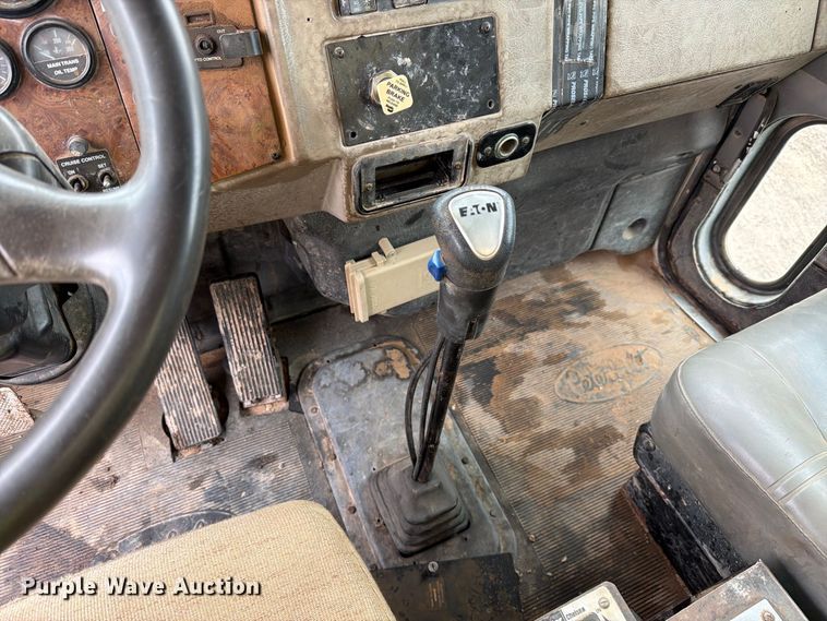 image for item FI2078 2001 Peterbilt 330 water truck