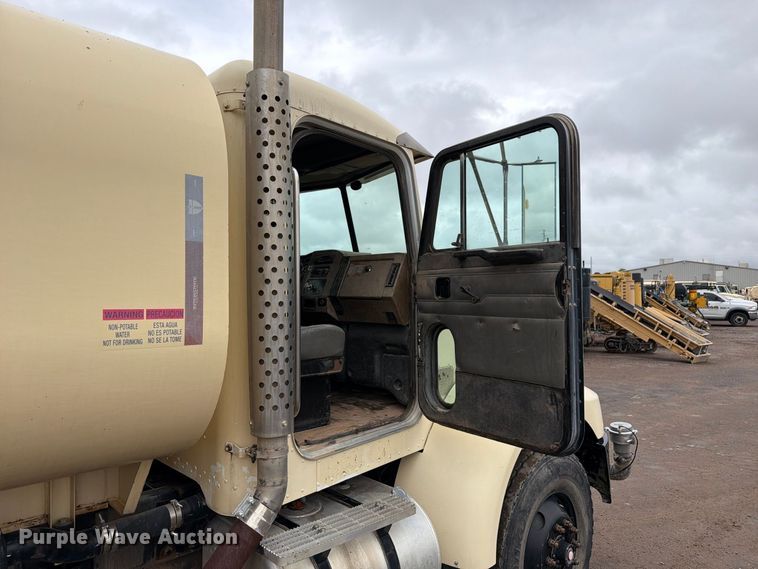 image for item FI2078 2001 Peterbilt 330 water truck