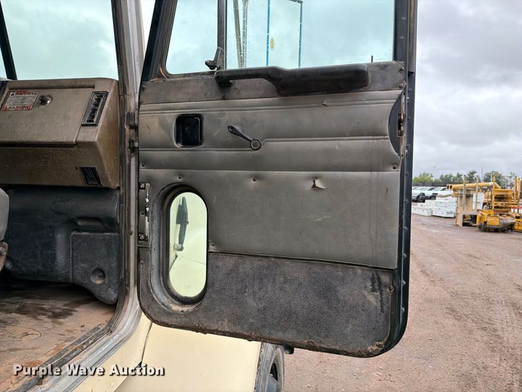 image for item FI2078 2001 Peterbilt 330 water truck