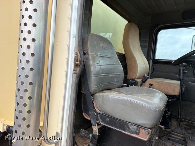 image for item FI2078 2001 Peterbilt 330 water truck