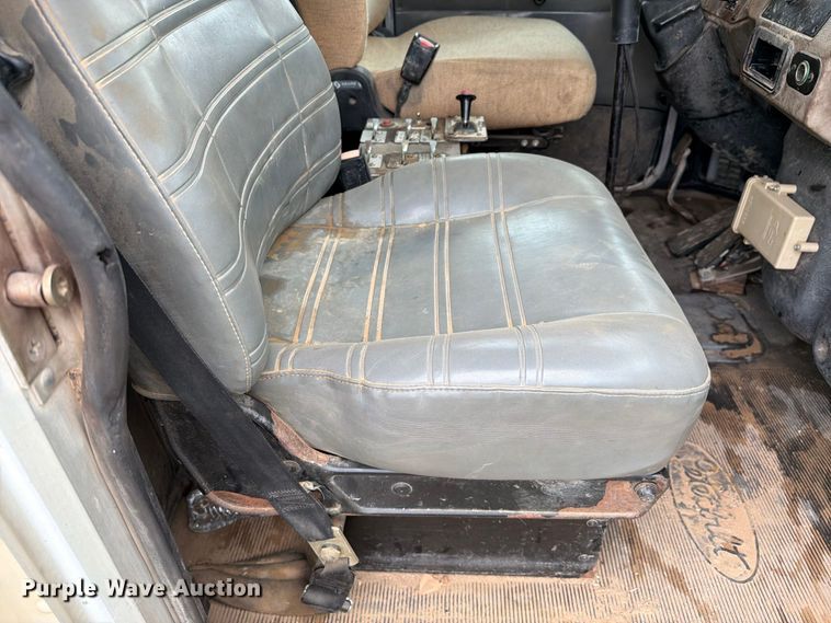 image for item FI2078 2001 Peterbilt 330 water truck
