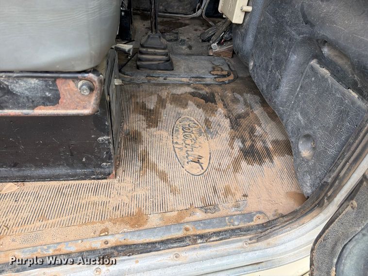 image for item FI2078 2001 Peterbilt 330 water truck