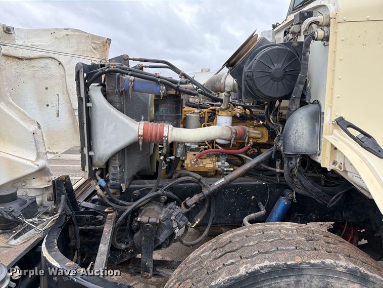 image for item FI2078 2001 Peterbilt 330 water truck